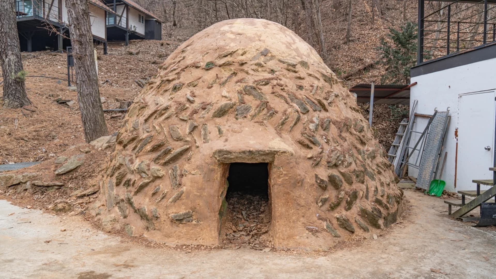 1965년 국내 최초 불한증막 - 소나무 열단을 태우고 위에 흙을 덮어 물을 뿌리며 한증을 즐기던 전통 시설